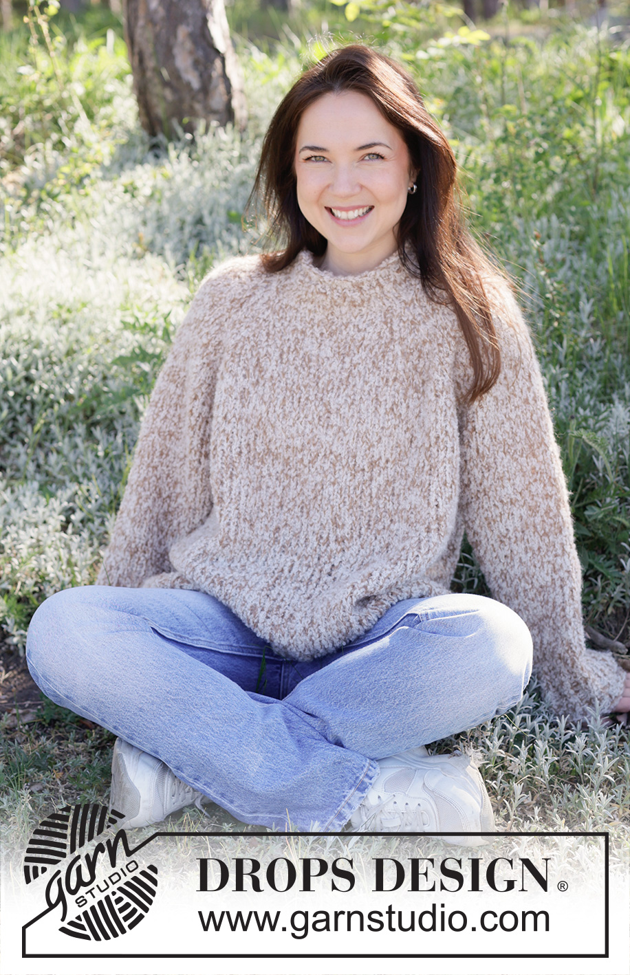 Almond Bliss / DROPS 255-39 - Sweter na drutach, przerabiany od góry do dołu, 1 nitką DROPS Alpaca Bouclé i 1 nitką DROPS Brushed Alpaca Silk. Z reglanowymi rękawami. Od XS do XXL.