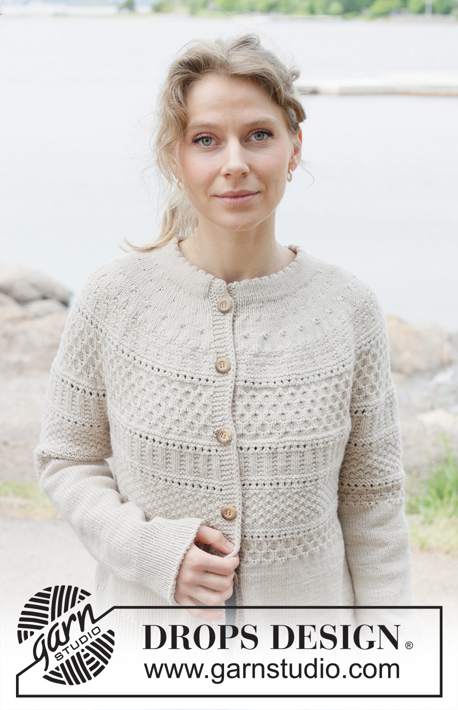 Wicker Island Cardigan / DROPS 255-4 - Prjónuð peysa úr DROPS Daisy eða DROPS Merino Extra Fine. Stykkið er prjónað ofan frá og niður með hringlaga berustykki, áferðamynstri, býkúpumynstri og tvöföldum kanti í hálsmáli. Stærð S - XXXL.