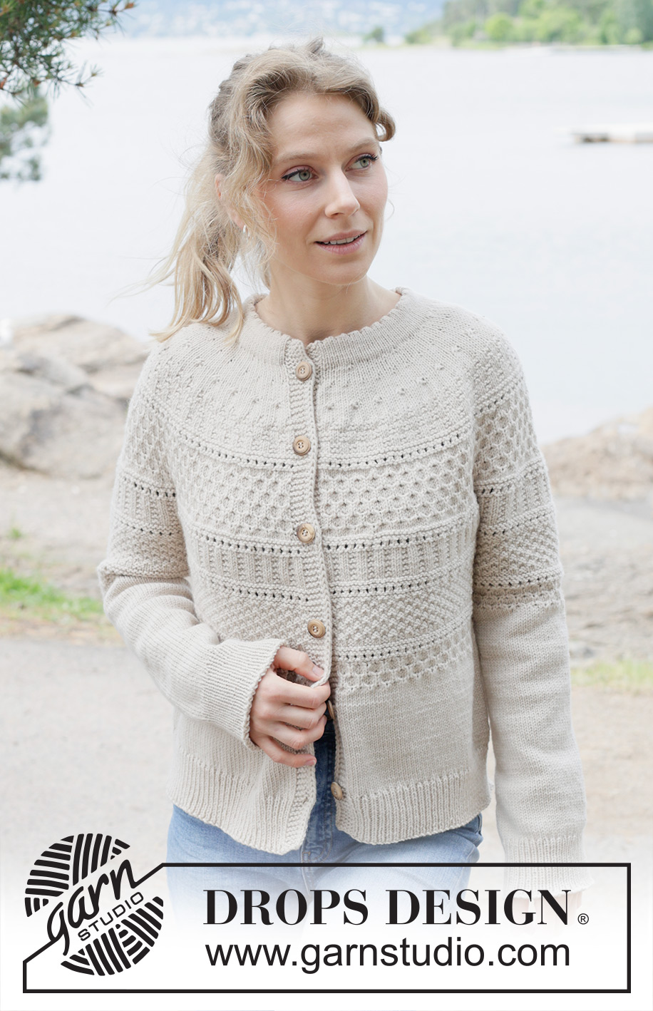 Wicker Island Cardigan / DROPS 255-4 - Prjónuð peysa úr DROPS Daisy eða DROPS Merino Extra Fine. Stykkið er prjónað ofan frá og niður með hringlaga berustykki, áferðamynstri, býkúpumynstri og tvöföldum kanti í hálsmáli. Stærð S - XXXL.