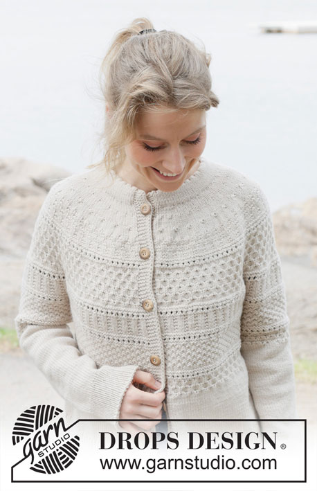 Wicker Island Cardigan / DROPS 255-4 - Prjónuð peysa úr DROPS Daisy eða DROPS Merino Extra Fine. Stykkið er prjónað ofan frá og niður með hringlaga berustykki, áferðamynstri, býkúpumynstri og tvöföldum kanti í hálsmáli. Stærð S - XXXL.
