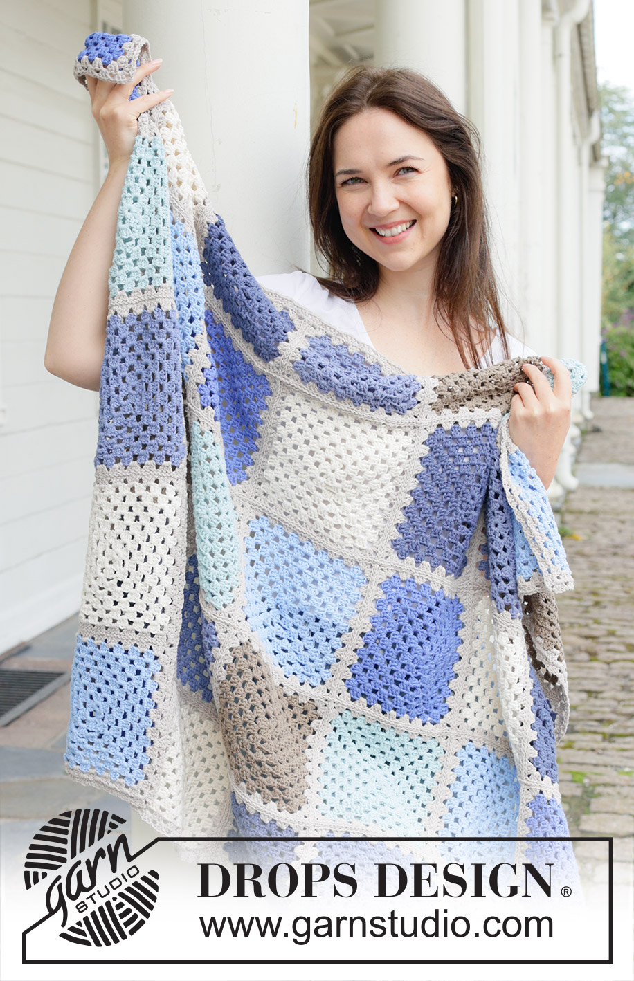 Arctic Squares Blanket / DROPS 256-14 - Virkattu peitto DROPS Cotton Light -langasta. Työssä on isoäidinneliöitä.