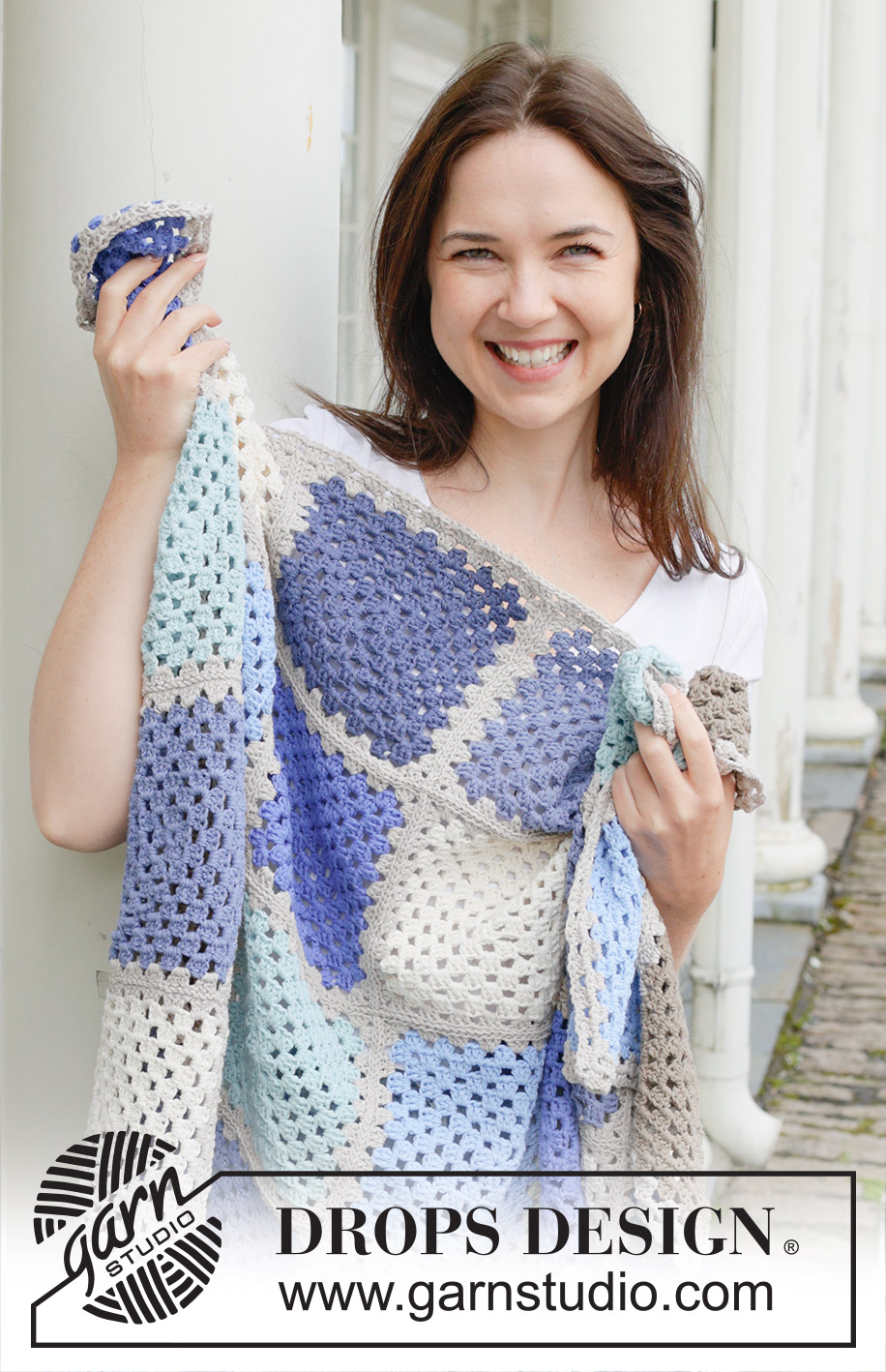 Arctic Squares Blanket / DROPS 256-14 - Virkattu peitto DROPS Cotton Light -langasta. Työssä on isoäidinneliöitä.