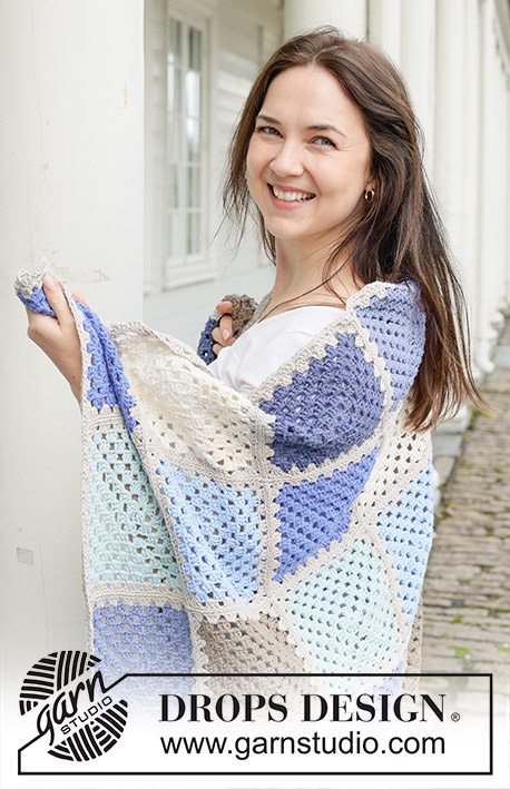 Arctic Squares Blanket / DROPS 256-14 - Virkattu peitto DROPS Cotton Light -langasta. Työssä on isoäidinneliöitä.