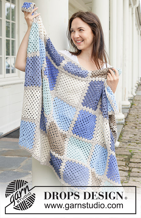 Arctic Squares Blanket / DROPS 256-14 - Virkattu peitto DROPS Cotton Light -langasta. Työssä on isoäidinneliöitä.