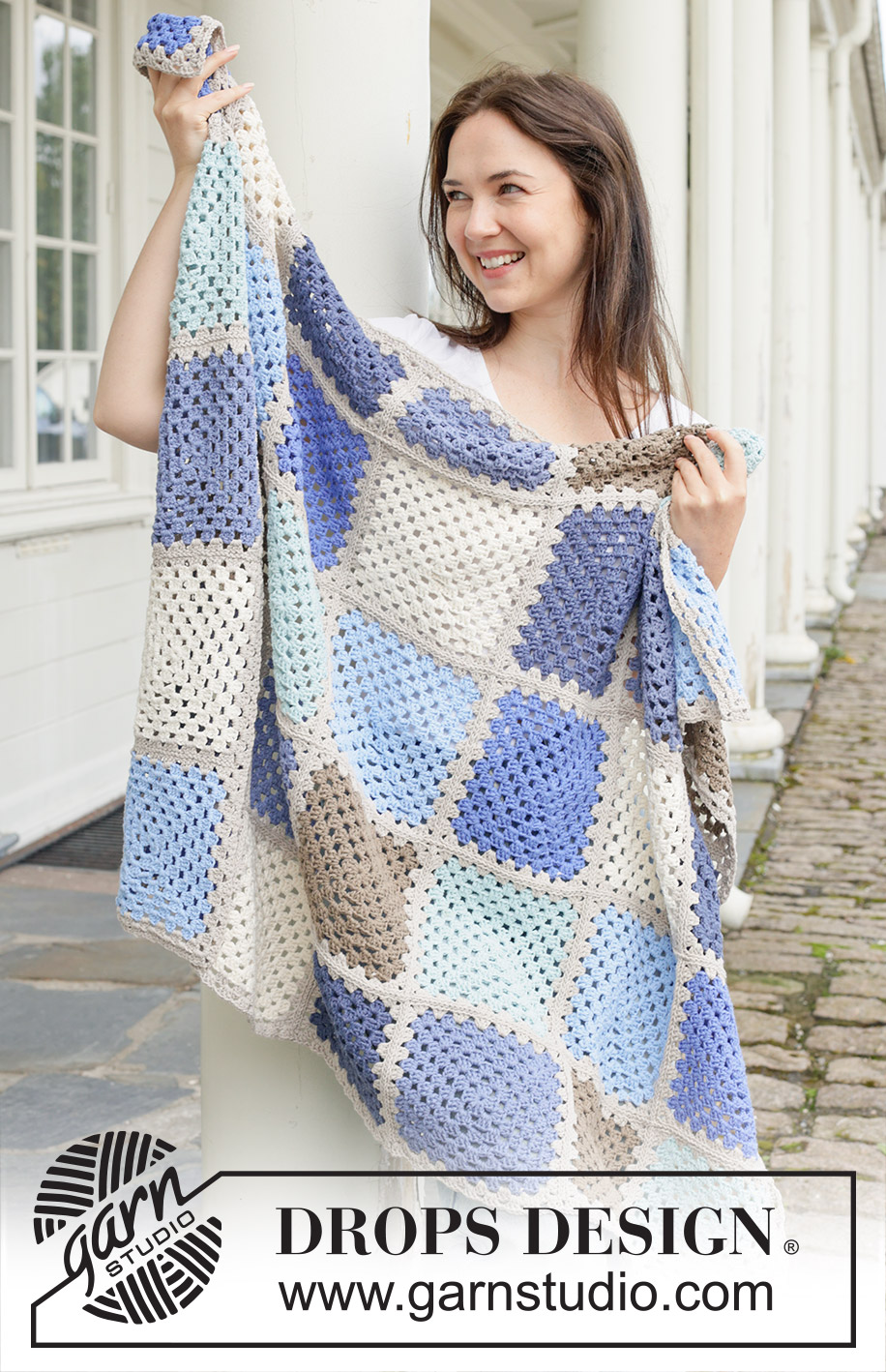 Arctic Squares Blanket / DROPS 256-14 - Virkattu peitto DROPS Cotton Light -langasta. Työssä on isoäidinneliöitä.