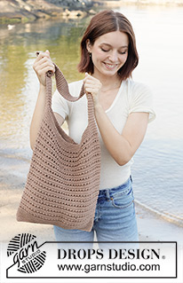 Woodland Satchel / DROPS 256-3 - Strikket veske i DROPS Paris. Arbeidet strikkes nedenfra og opp med riller og hullmønster.
