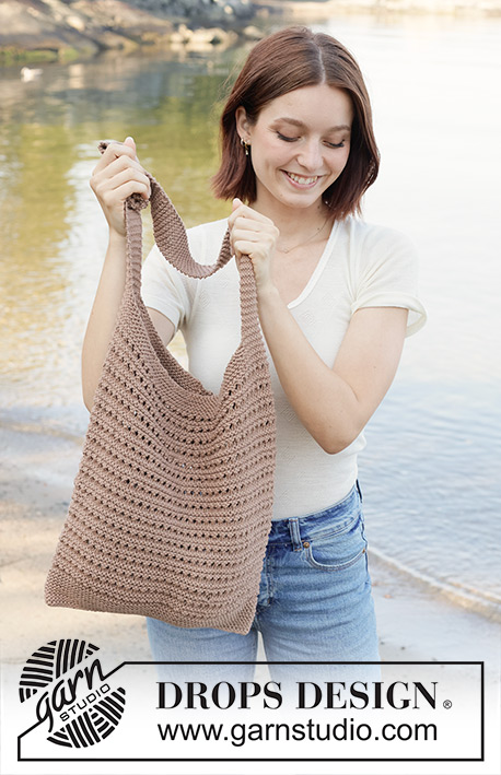 Woodland Satchel / DROPS 256-3 - Strikket veske i DROPS Paris. Arbeidet strikkes nedenfra og opp med riller og hullmønster.