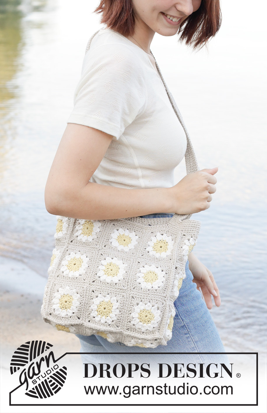 Daisy Love Bag / DROPS 256-4 - Torba na szydełku, z kwiatami, z włóczki DROPS Belle, składająca się z kwadratów.