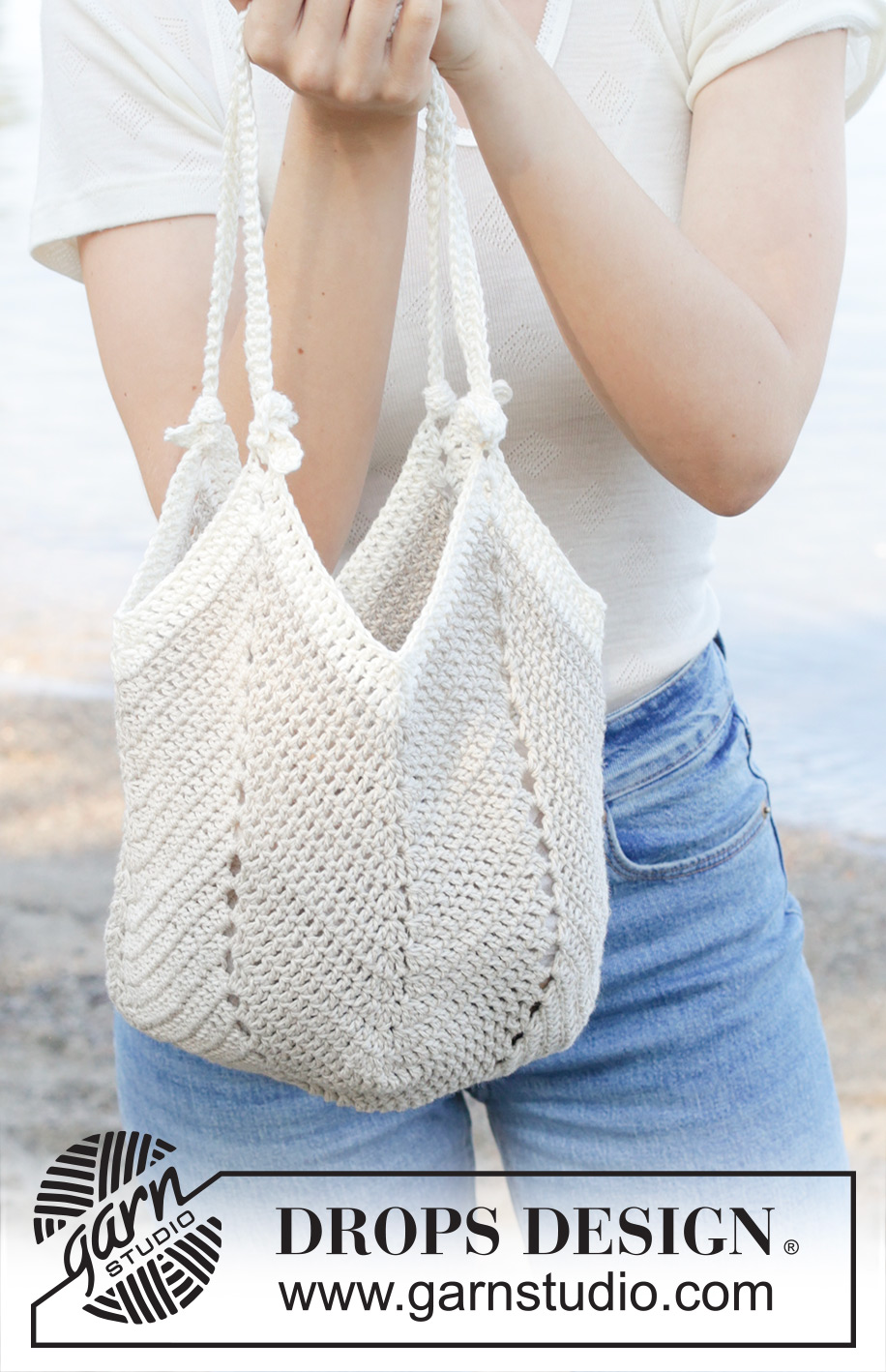 Ivory Twist Bag / DROPS 256-5 - Virkad väska i DROPS Bomull-Lin. Arbetet virkas nerifrån och upp med stolpar i sick-sackmönster.