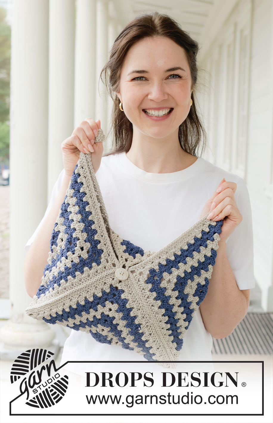 Coastal Letter Bag / DROPS 256-6 - Crocheted bag with granny squares in DROPS Bomull-Lin.