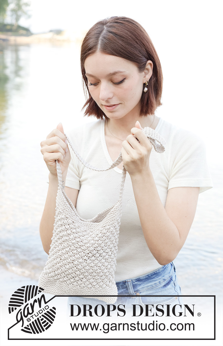 Spring Essentials / DROPS 256-9 - Strikket taske i DROPS Muskat. Arbejdet strikkes nedefra og op med retstrik og brombærmønster.