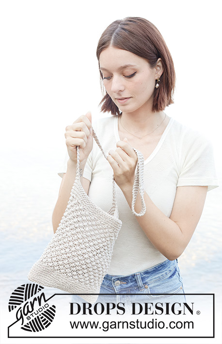 Spring Essentials / DROPS 256-9 - Strikket taske i DROPS Muskat. Arbejdet strikkes nedefra og op med retstrik og brombærmønster.