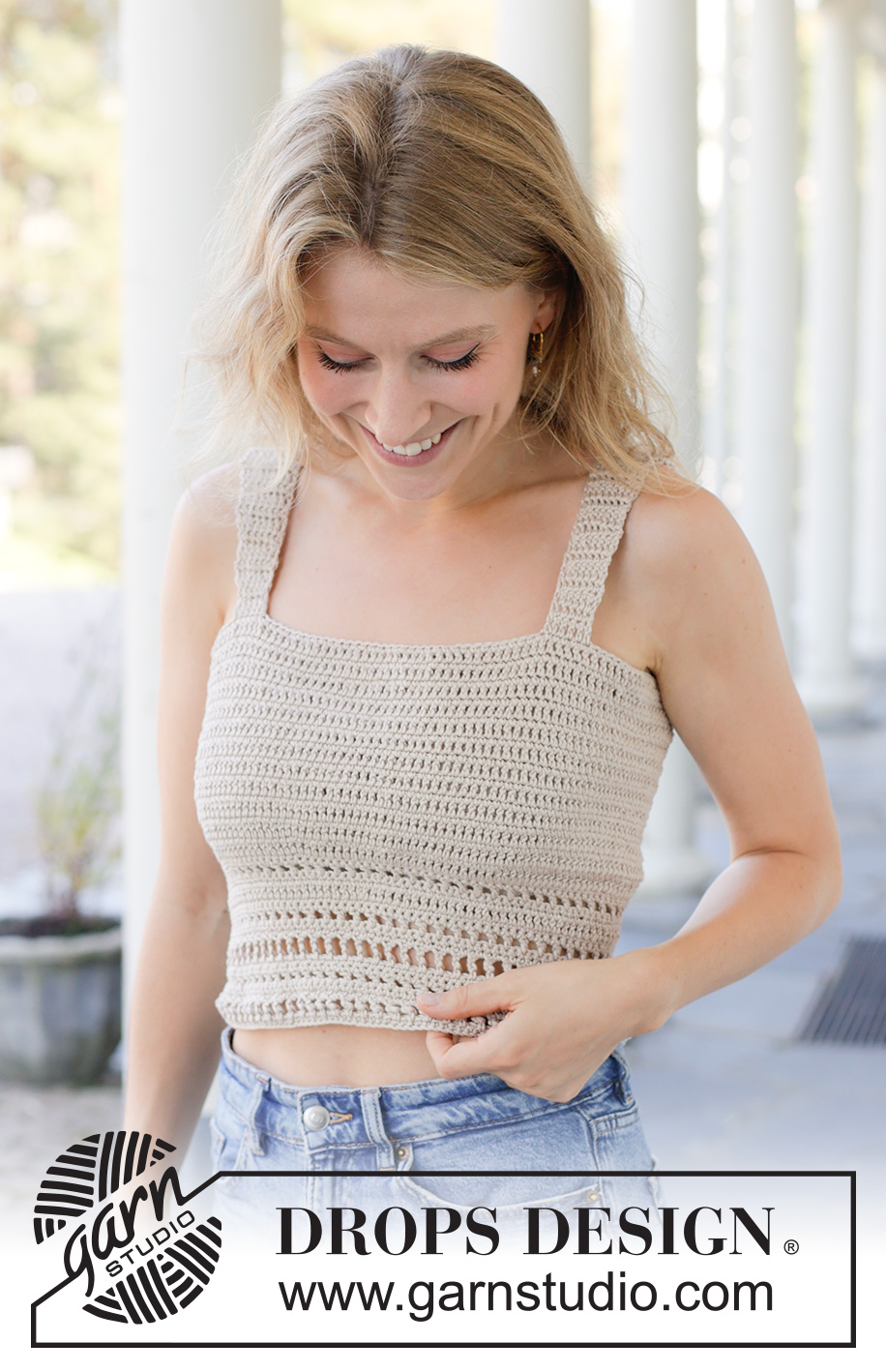 Sandstone Charm / DROPS 257-19 - Crocheted top in DROPS Muskat. The piece is worked bottom up with split mid-back, treble and double crochets and a lace pattern along the bottom edge. Sizes S - XXXL.