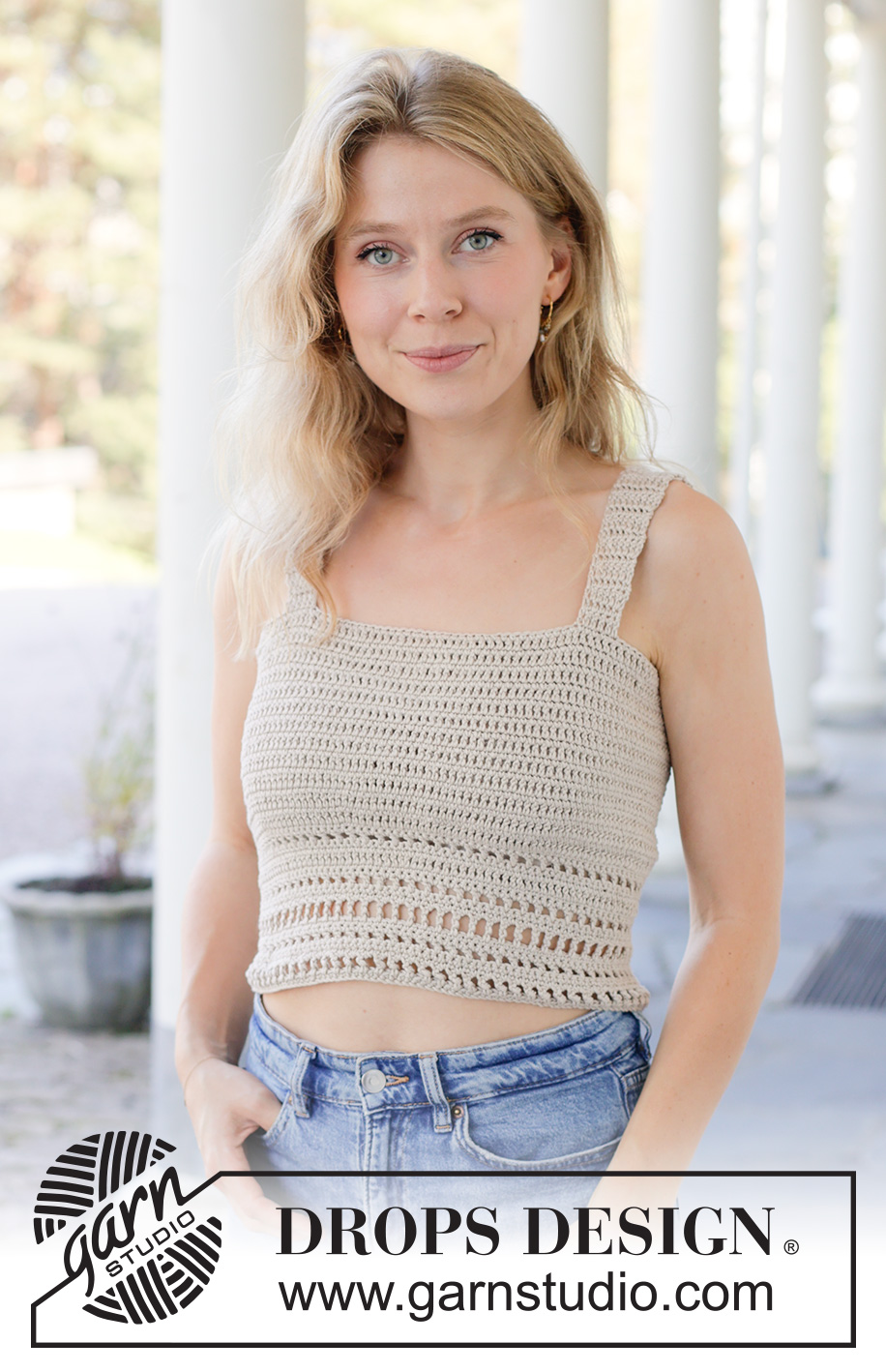 Sandstone Charm / DROPS 257-19 - Crocheted top in DROPS Muskat. The piece is worked bottom up with split mid-back, treble and double crochets and a lace pattern along the bottom edge. Sizes S - XXXL.