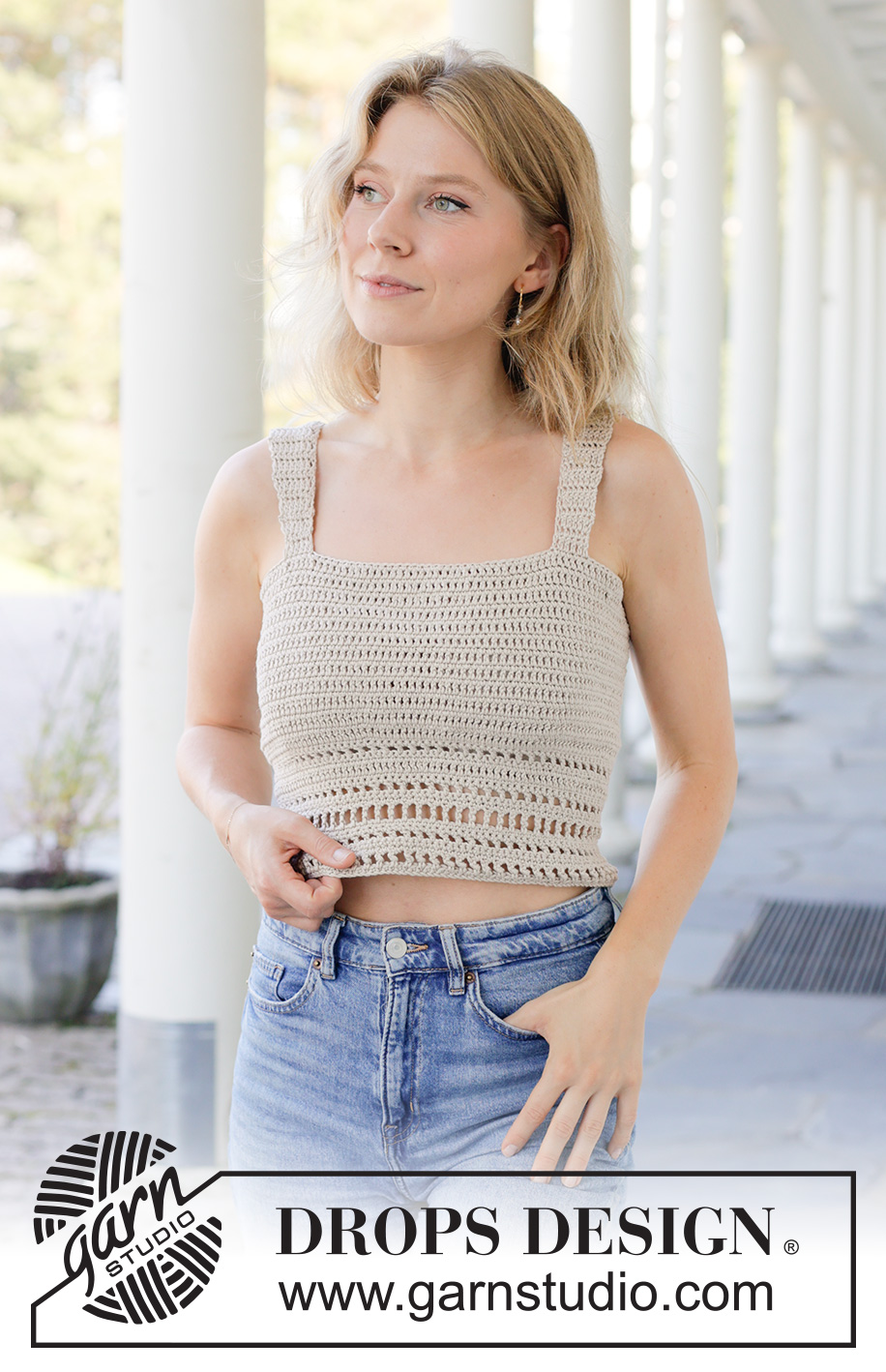 Sandstone Charm / DROPS 257-19 - Crocheted top in DROPS Muskat. The piece is worked bottom up with split mid-back, treble and double crochets and a lace pattern along the bottom edge. Sizes S - XXXL.