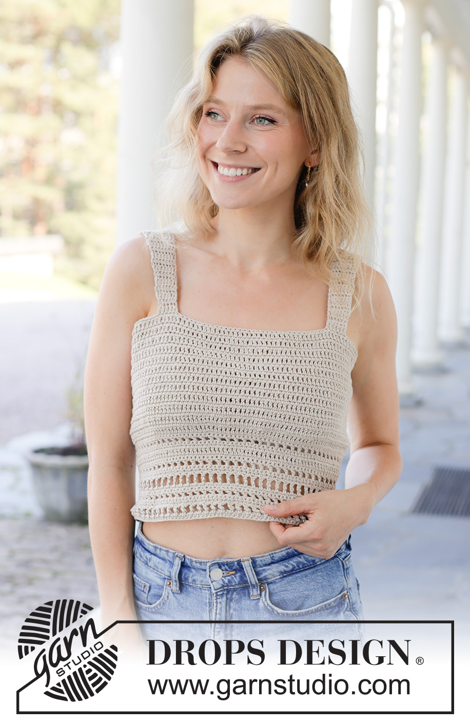 Sandstone Charm / DROPS 257-19 - Crocheted top in DROPS Muskat. The piece is worked bottom up with split mid-back, treble and double crochets and a lace pattern along the bottom edge. Sizes S - XXXL.