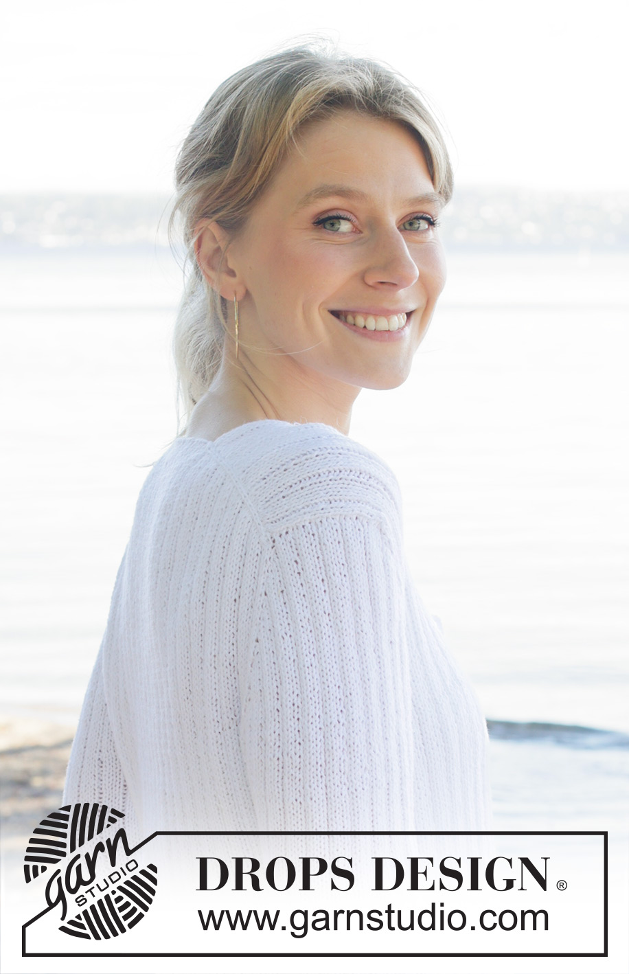 Summer's Whisper Wrap / DROPS 257-21 - Chaqueta de punto en DROPS Belle. La pieza está tejida de arriba hacia abajo con resorte, canesú europeo y resorte. Tallas S – XXXL.