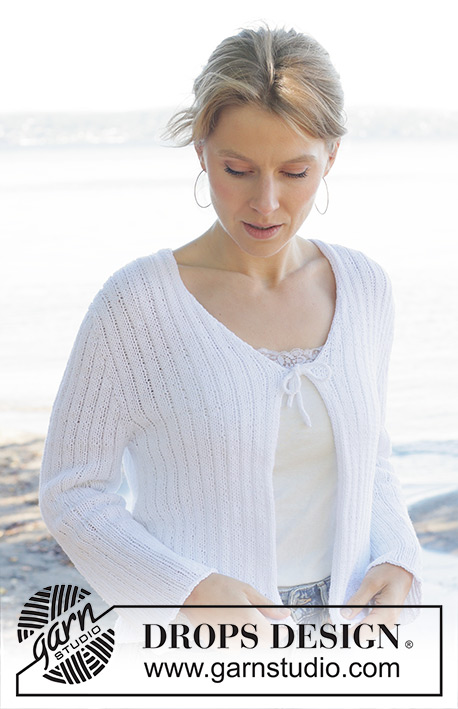 Summer's Whisper Wrap / DROPS 257-21 - Chaqueta de punto en DROPS Belle. La pieza está tejida de arriba hacia abajo con resorte, canesú europeo y resorte. Tallas S – XXXL.