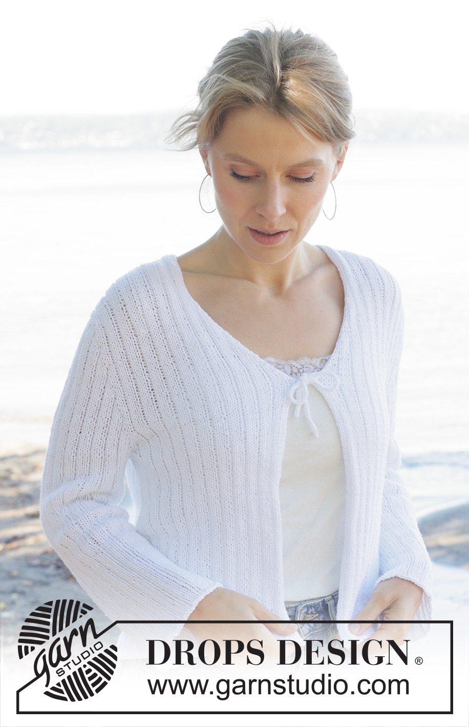 Summer's Whisper Wrap / DROPS 257-21 - Chaqueta de punto en DROPS Belle. La pieza está tejida de arriba hacia abajo con resorte, canesú europeo y resorte. Tallas S – XXXL.