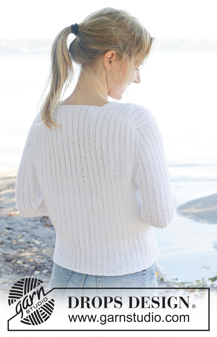 Summer's Whisper Wrap / DROPS 257-21 - Chaqueta de punto en DROPS Belle. La pieza está tejida de arriba hacia abajo con resorte, canesú europeo y resorte. Tallas S – XXXL.