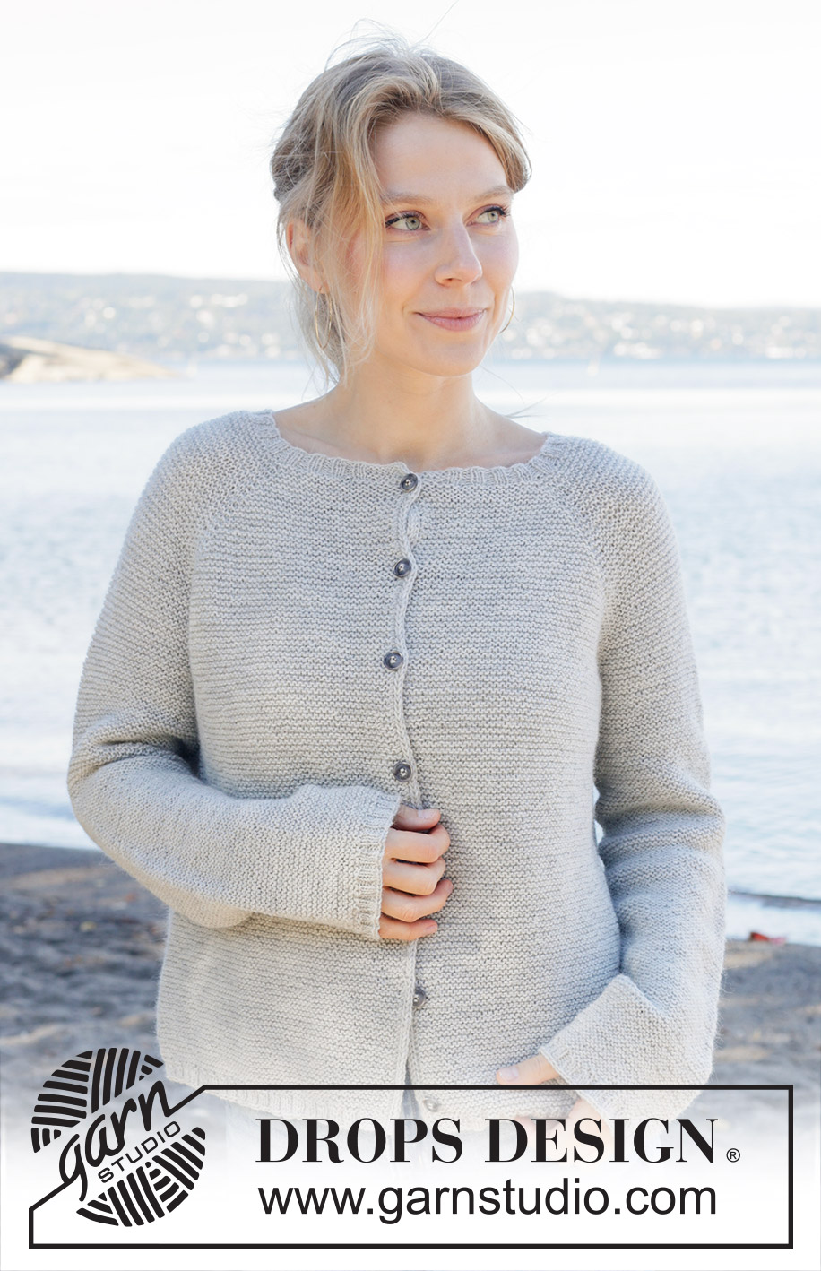 Misty Lake Cardigan / DROPS 257-23 - Prjónuð peysa úr DROPS Nord eða DROPS Alpaca. Stykkið er prjónað ofan frá og niður með laskalínu, garðaprjóni og i-cord. Stærð S - XXXL.