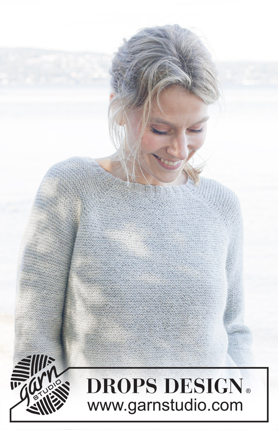 Misty Lake / DROPS 257-24 - Strikket bluse i DROPS Nord eller DROPS Alpaca. Arbejdet strikkes oppefra og ned med raglan og retstrik. Størrelse S - XXXL.