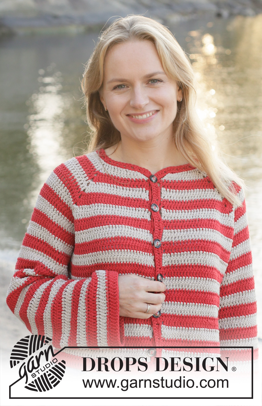 Love Stripes Cardigan / DROPS 257-27 - Gehäkelte Jacke in DROPS Cotton Light. Die Arbeit wird von oben nach unten mit Raglan und Streifen gehäkelt. Größe S - XXXL.