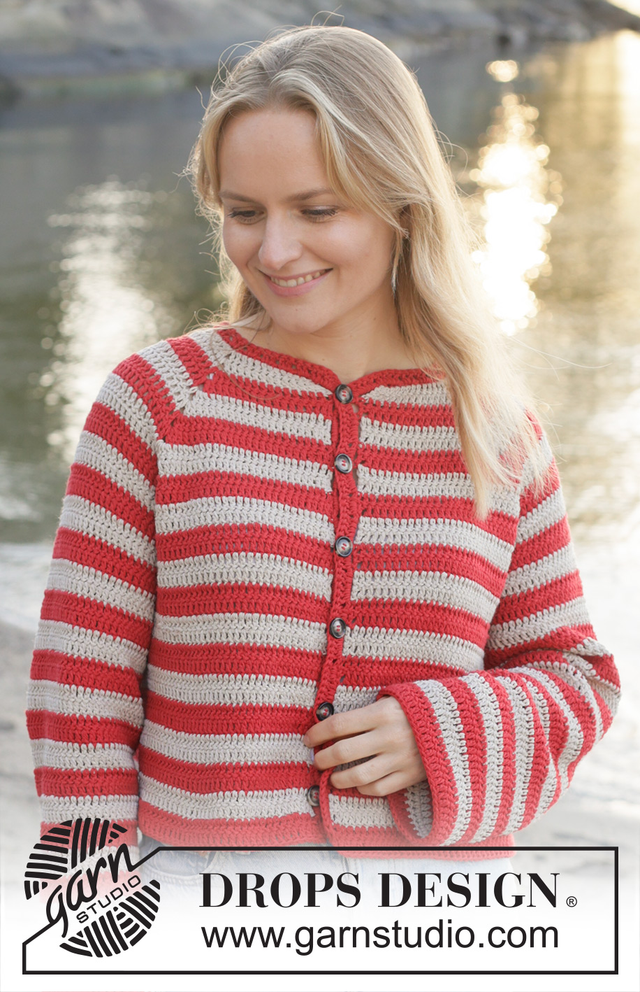 Love Stripes Cardigan / DROPS 257-27 - Gehäkelte Jacke in DROPS Cotton Light. Die Arbeit wird von oben nach unten mit Raglan und Streifen gehäkelt. Größe S - XXXL.