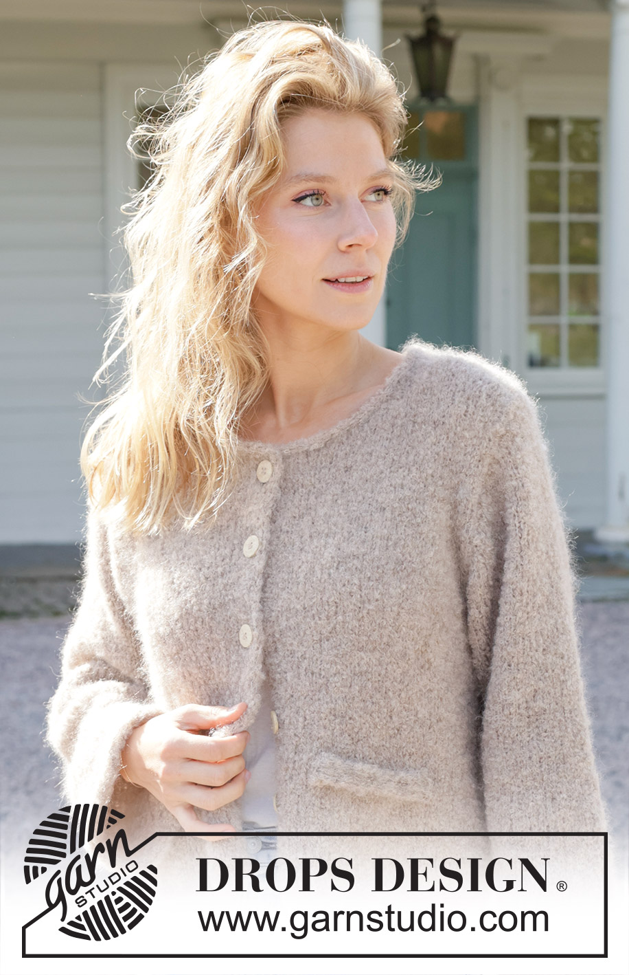 Almond Butter Cardigan / DROPS 257-3 - Kötött kardigán DROPS Alpaca Bouclé és DROPS Kid Silk fonalól. A darabot alulról felfelé haladva, harisnyakötéssel és zsinórkötéssel készítjük. S - XXXL méretekben.