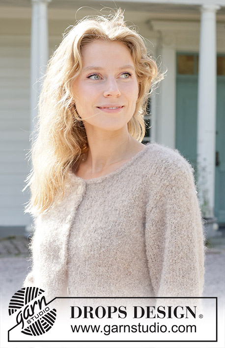 Almond Butter Cardigan / DROPS 257-3 - Kötött kardigán DROPS Alpaca Bouclé és DROPS Kid Silk fonalól. A darabot alulról felfelé haladva, harisnyakötéssel és zsinórkötéssel készítjük. S - XXXL méretekben.