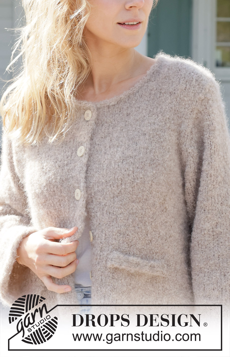 Almond Butter Cardigan / DROPS 257-3 - Kötött kardigán DROPS Alpaca Bouclé és DROPS Kid Silk fonalól. A darabot alulról felfelé haladva, harisnyakötéssel és zsinórkötéssel készítjük. S - XXXL méretekben.