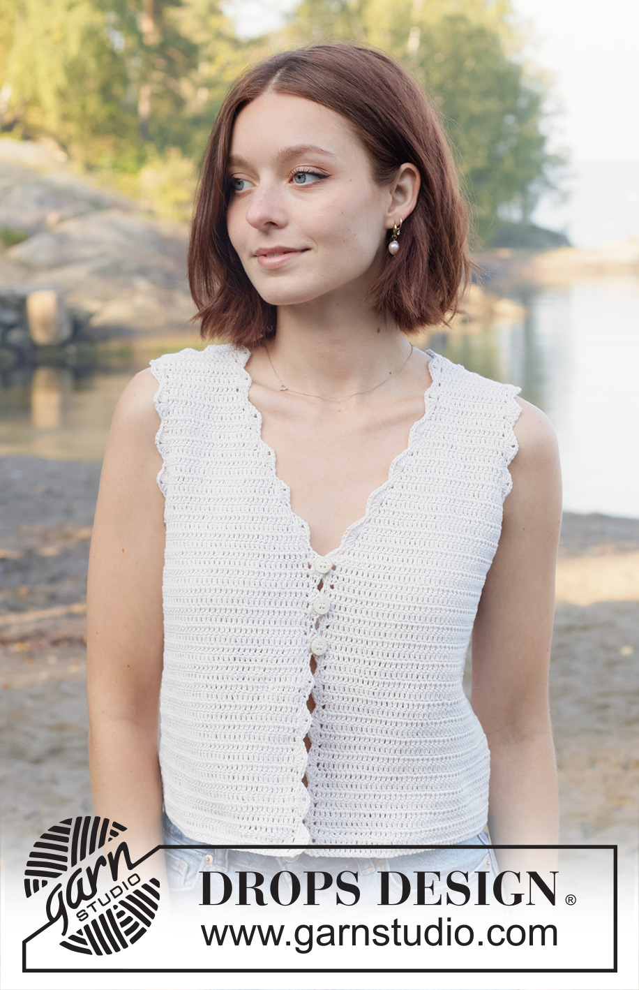 Scallop Bliss Vest / DROPS 257-32 - Virkad topp / väst i DROPS Safran. Arbetet virkas uppifrån och ner i stolpar med v-hals och kanter i solfjädermönster. Storlek S - XXXL.