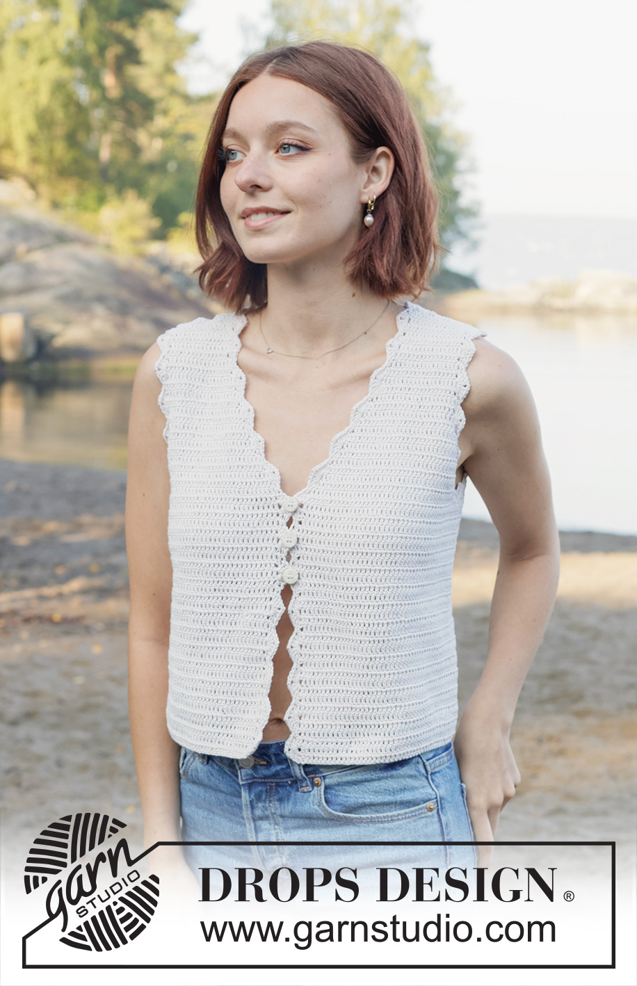 Scallop Bliss Vest / DROPS 257-32 - Virkad topp / väst i DROPS Safran. Arbetet virkas uppifrån och ner i stolpar med v-hals och kanter i solfjädermönster. Storlek S - XXXL.