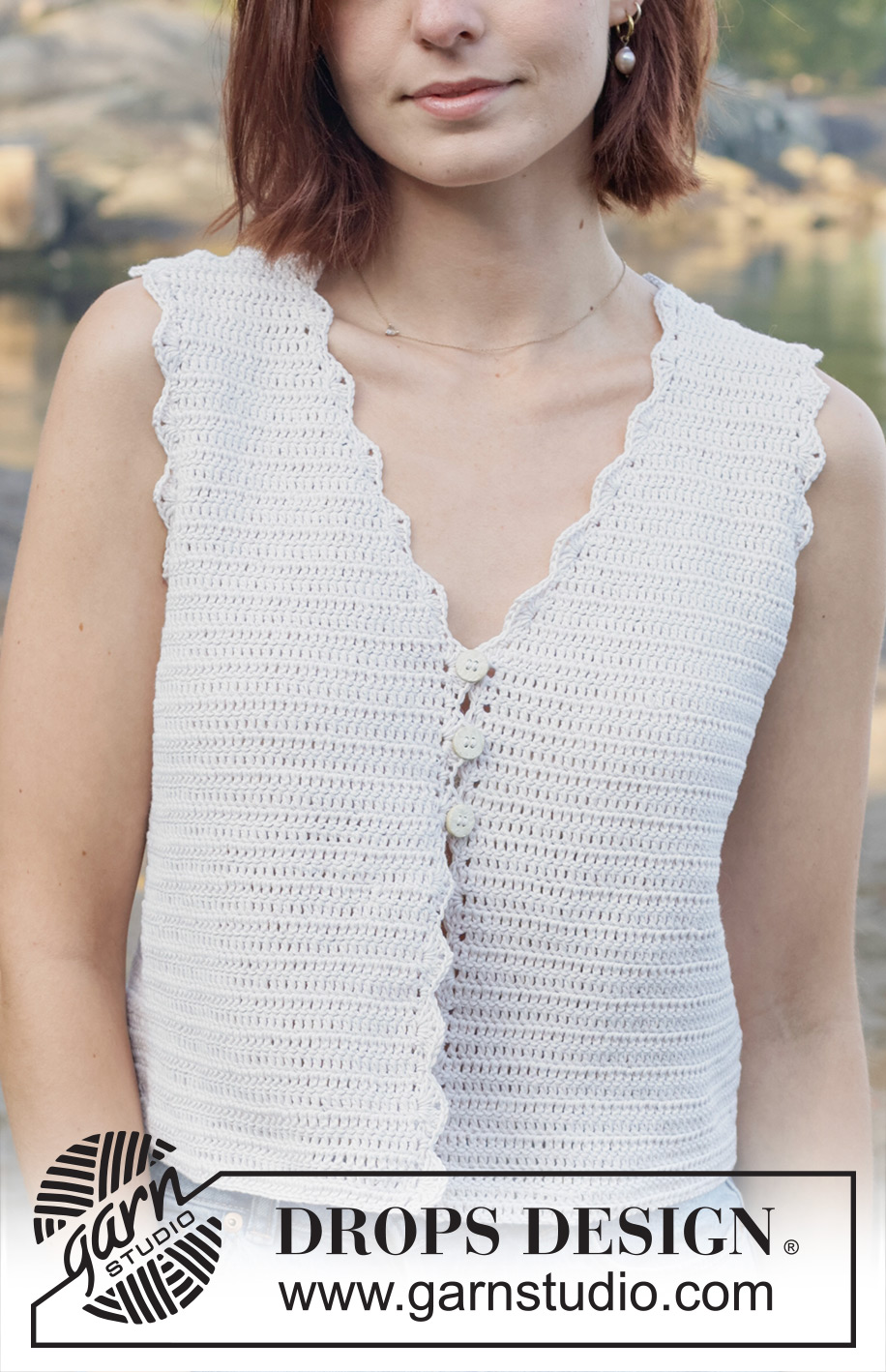 Scallop Bliss Vest / DROPS 257-32 - Virkad topp / väst i DROPS Safran. Arbetet virkas uppifrån och ner i stolpar med v-hals och kanter i solfjädermönster. Storlek S - XXXL.