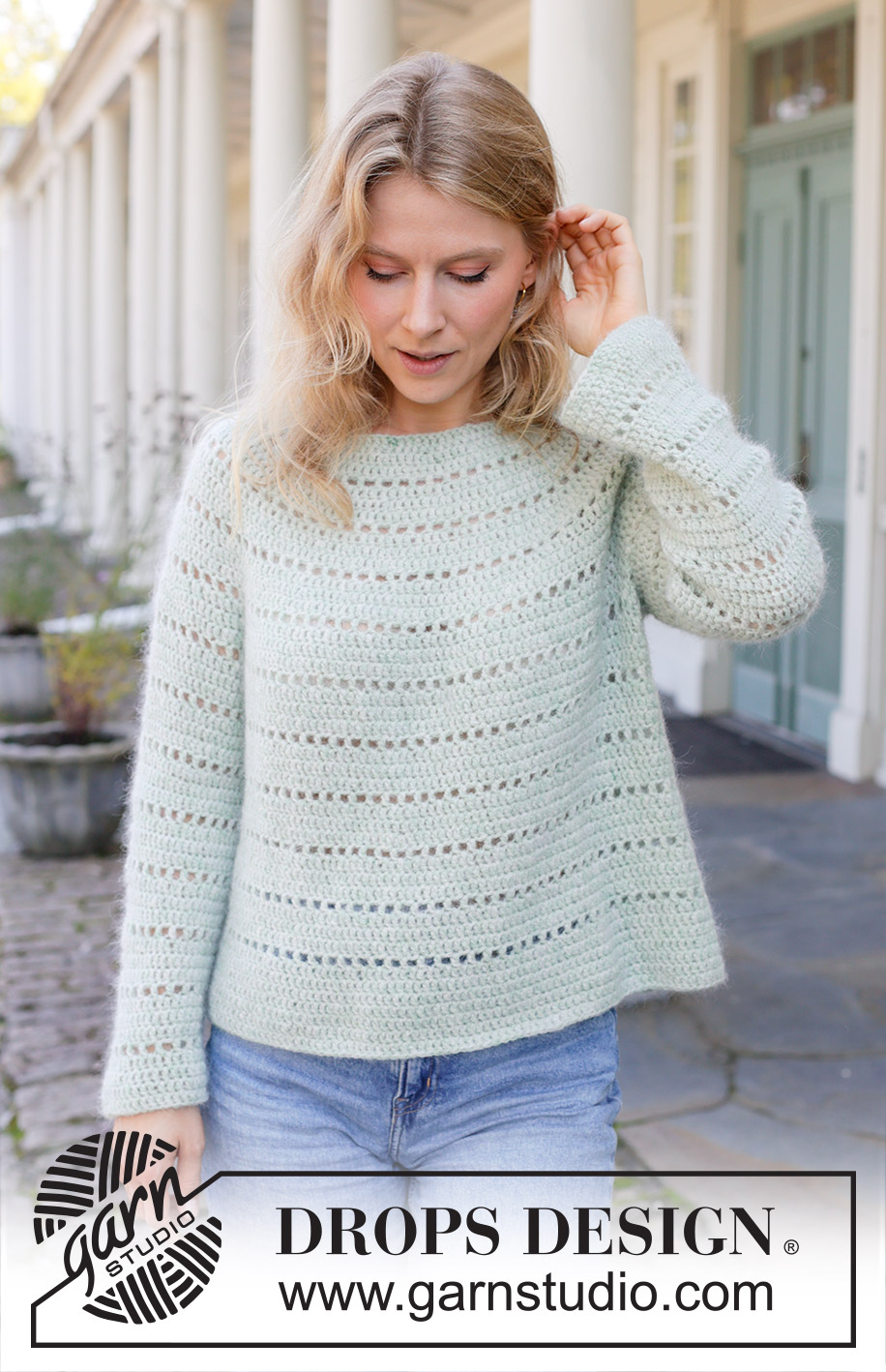 Seafoam Whisper / DROPS 258-10 - Maglione lavorato all’uncinetto in DROPS Sky e DROPS Kid-Silk. Lavorato dall’alto in basso con sprone rotondo e motivo traforato. Taglie: S - XXXL.