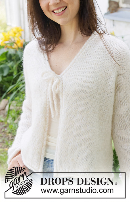 Delicate Dance Cardigan / DROPS 258-14 - Rozpinany sweter na drutach, przerabiany od góry do dołu, z włóczek DROPS Brushed Alpaca Silk i DROPS Flora. Z reglanowymi rękawami, dekoltem V, zwijającymi się brzegami i I-cordem. Od S do XXXL.