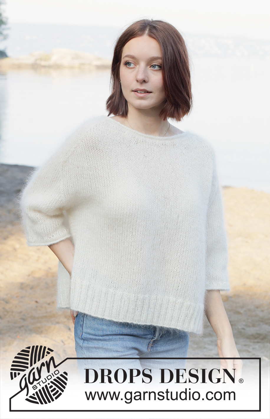Wispy Dandelion / DROPS 258-17 - Jersey a punto con manga corta en 3 hilos de DROPS Kid-Silk. La labor está realizada de abajo arriba con hombros martillo, borde enrollado y aberturas laterales. Tallas XS - XXL.