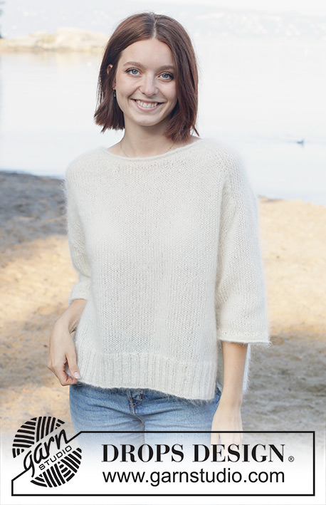 Wispy Dandelion / DROPS 258-17 - Jersey a punto con manga corta en 3 hilos de DROPS Kid-Silk. La labor está realizada de abajo arriba con hombros martillo, borde enrollado y aberturas laterales. Tallas XS - XXL.