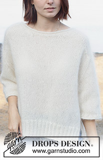 Wispy Dandelion / DROPS 258-17 - Jersey a punto con manga corta en 3 hilos de DROPS Kid-Silk. La labor está realizada de abajo arriba con hombros martillo, borde enrollado y aberturas laterales. Tallas XS - XXL.