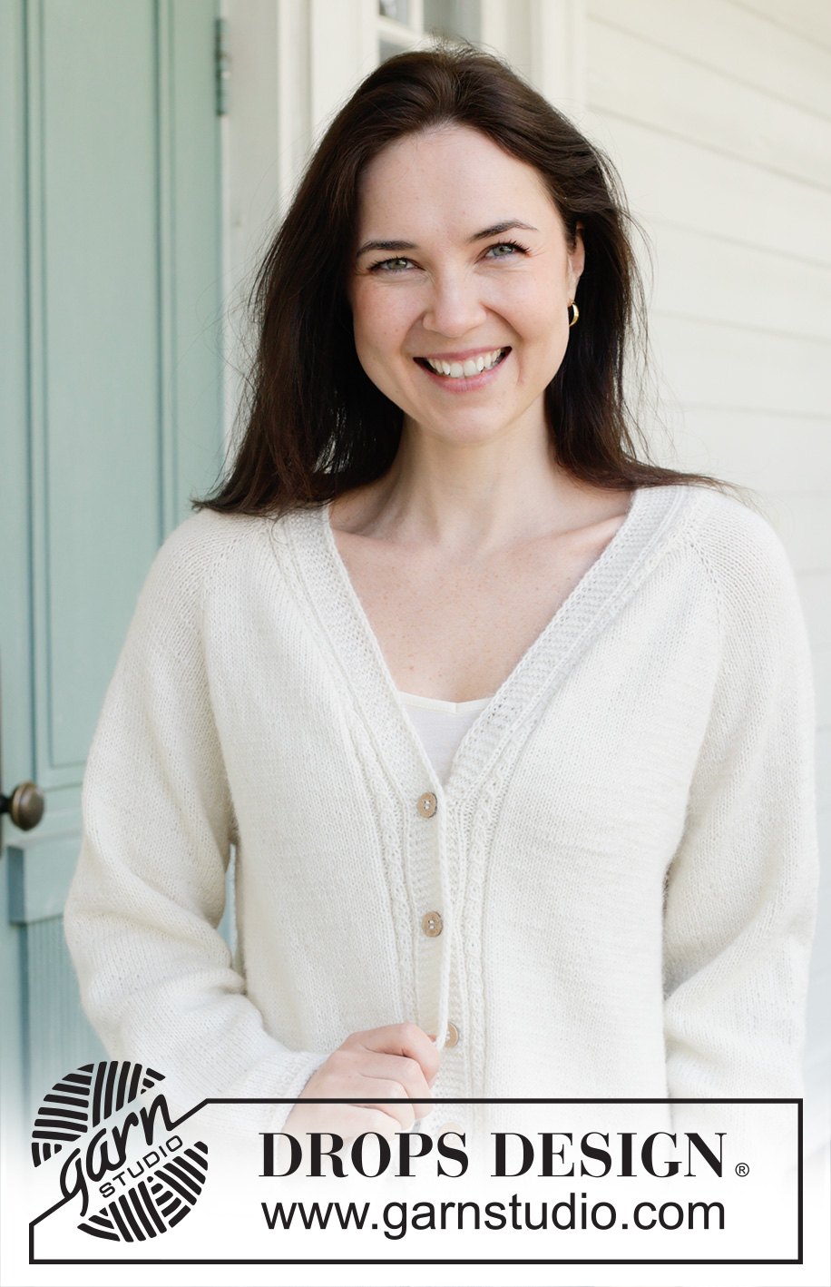 White River Cardigan / DROPS 258-28 - Cardigan lavorato ai ferri in DROPS Flora o DROPS BabyMerino. Lavorato dall’alto in basso con raglan, collo a V, motivo traforato, I-cord e bordi arrotolati. Taglie: S - XXXL.