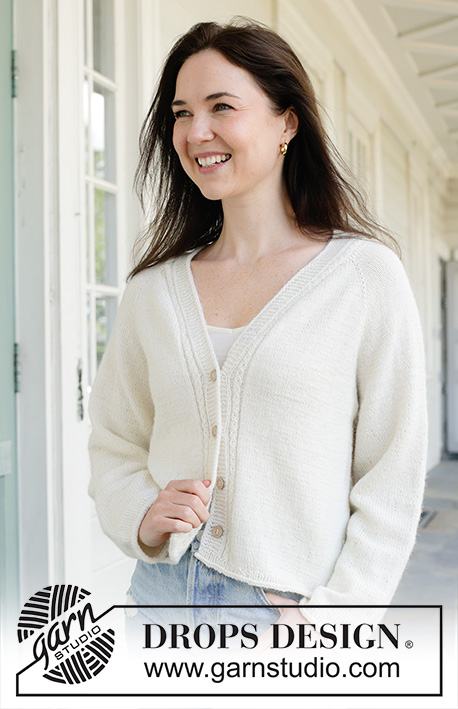 White River Cardigan / DROPS 258-28 - Cardigan lavorato ai ferri in DROPS Flora o DROPS BabyMerino. Lavorato dall’alto in basso con raglan, collo a V, motivo traforato, I-cord e bordi arrotolati. Taglie: S - XXXL.