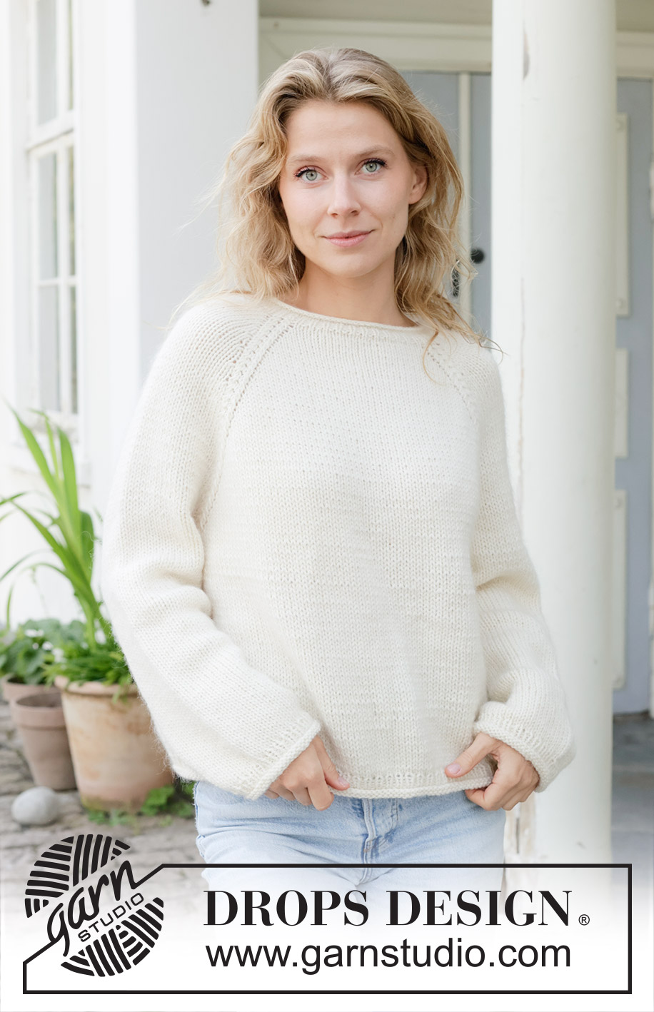 Frosted Whisper / DROPS 258-3 - Maglione lavorato ai ferri in DROPS Daisy e DROPS Kid-Silk o DROPS Lima e DROPS Kid-Silk. Lavorato dall’alto in basso con raglan, trecce e bordi arrotolati. Taglie: S - XXXL.