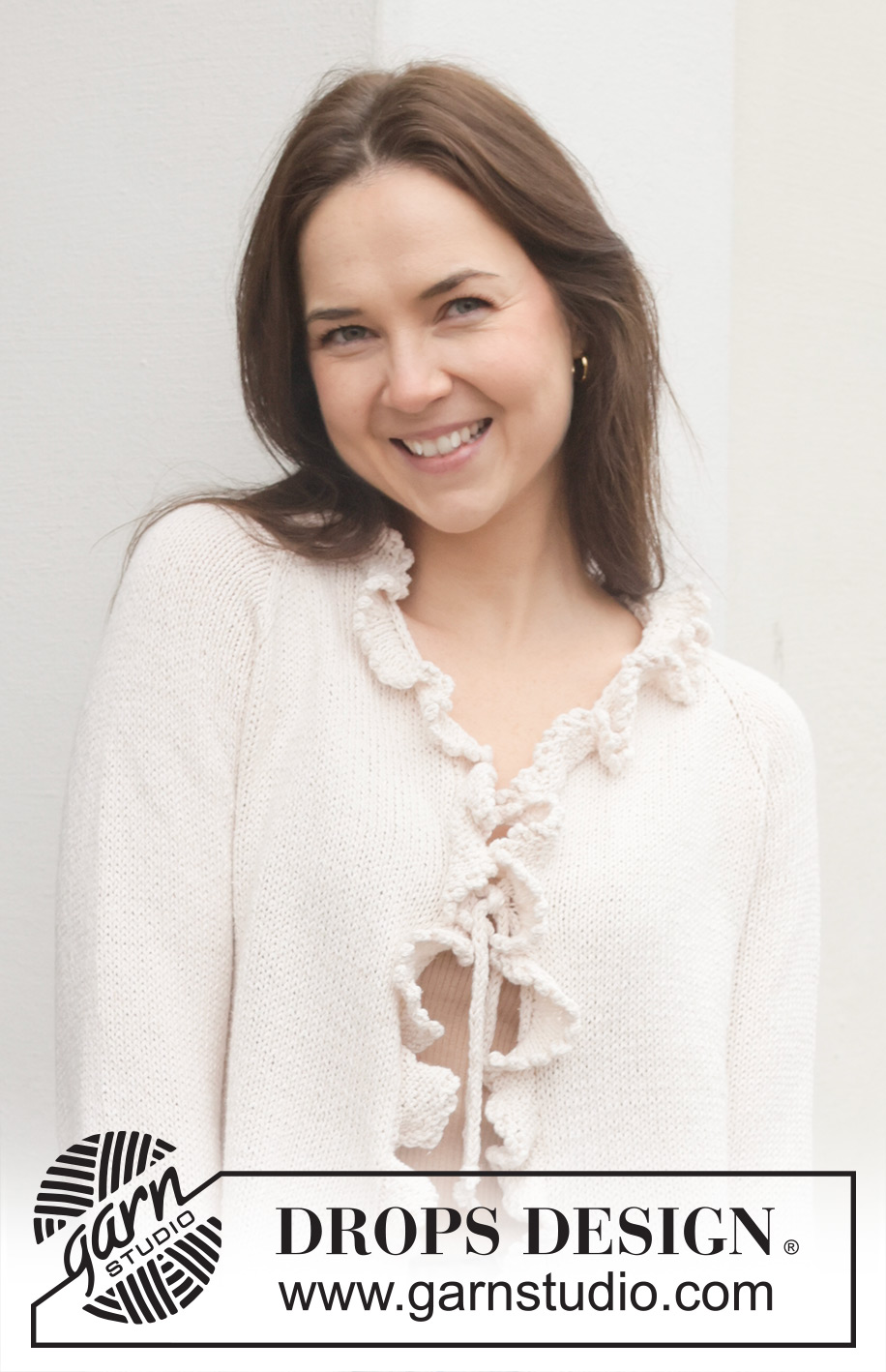 Iris Romance Cardigan / DROPS 258-33 - Kötött kardigán DROPS Belle fonalból. A darabot fentről lefelé haladva kötjük harisnyakötéssel raglánszabással, V nyakkivágással zsinórkötéssel, pöndörödő szélekkel és pikós fodrokkal Méret: S -XXXL.