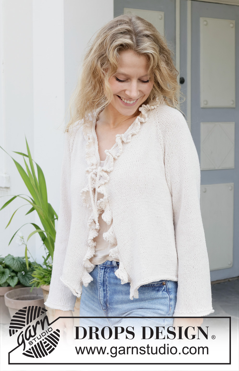Iris Romance Cardigan / DROPS 258-33 - Kötött kardigán DROPS Belle fonalból. A darabot fentről lefelé haladva kötjük harisnyakötéssel raglánszabással, V nyakkivágással zsinórkötéssel, pöndörödő szélekkel és pikós fodrokkal Méret: S -XXXL.