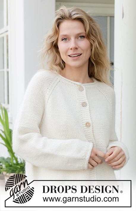 Frosted Whisper Cardigan / DROPS 258-4 - Chaqueta de punto en DROPS Daisy y DROPS Kid-Silk o DROPS Lima y DROPS Kid-Silk. La pieza está tejida de arriba hacia abajo con raglán y torsadas. Tallas: S – XXXL.