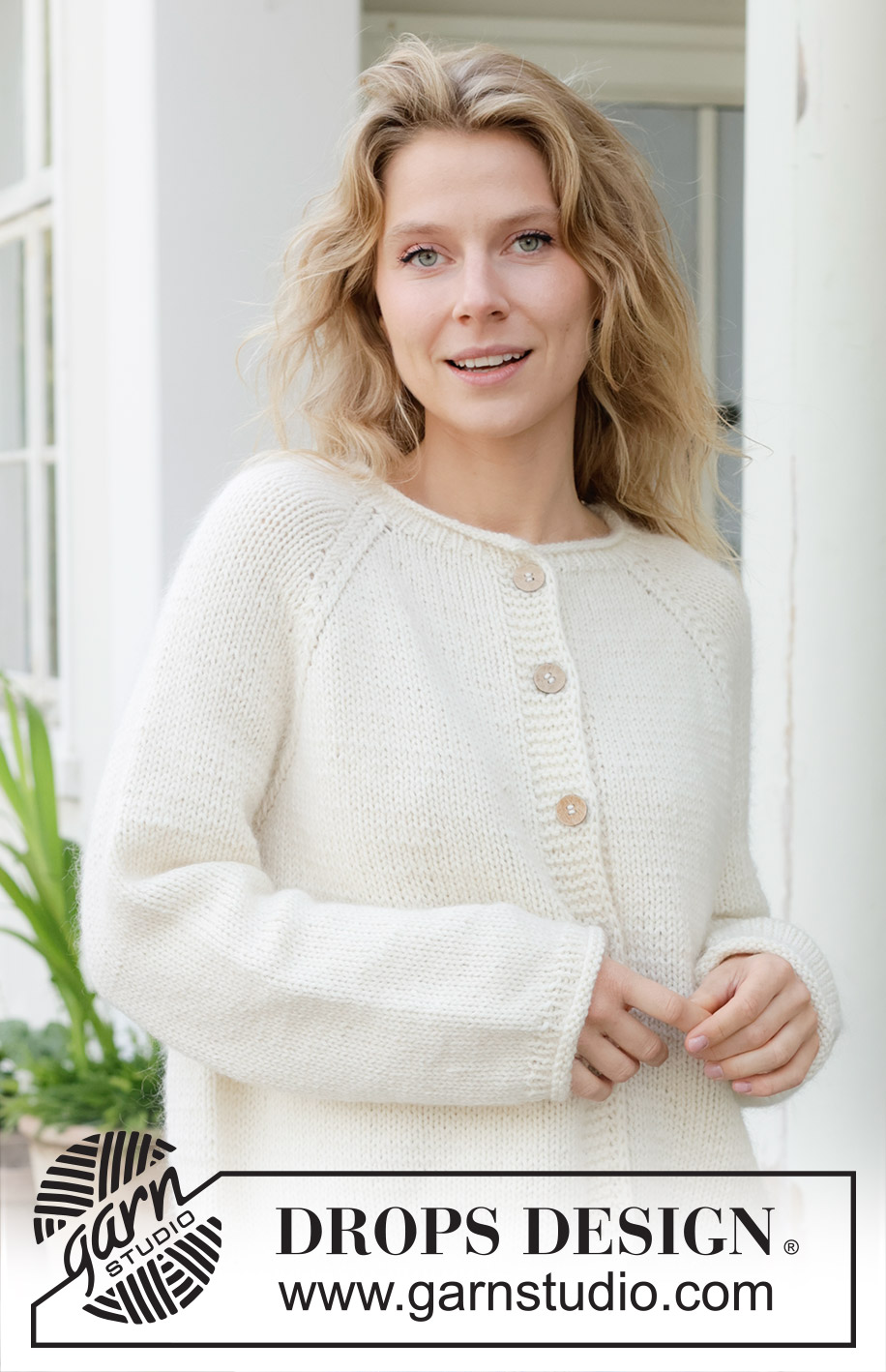 Frosted Whisper Cardigan / DROPS 258-4 - Chaqueta de punto en DROPS Daisy y DROPS Kid-Silk o DROPS Lima y DROPS Kid-Silk. La pieza está tejida de arriba hacia abajo con raglán y torsadas. Tallas: S – XXXL.