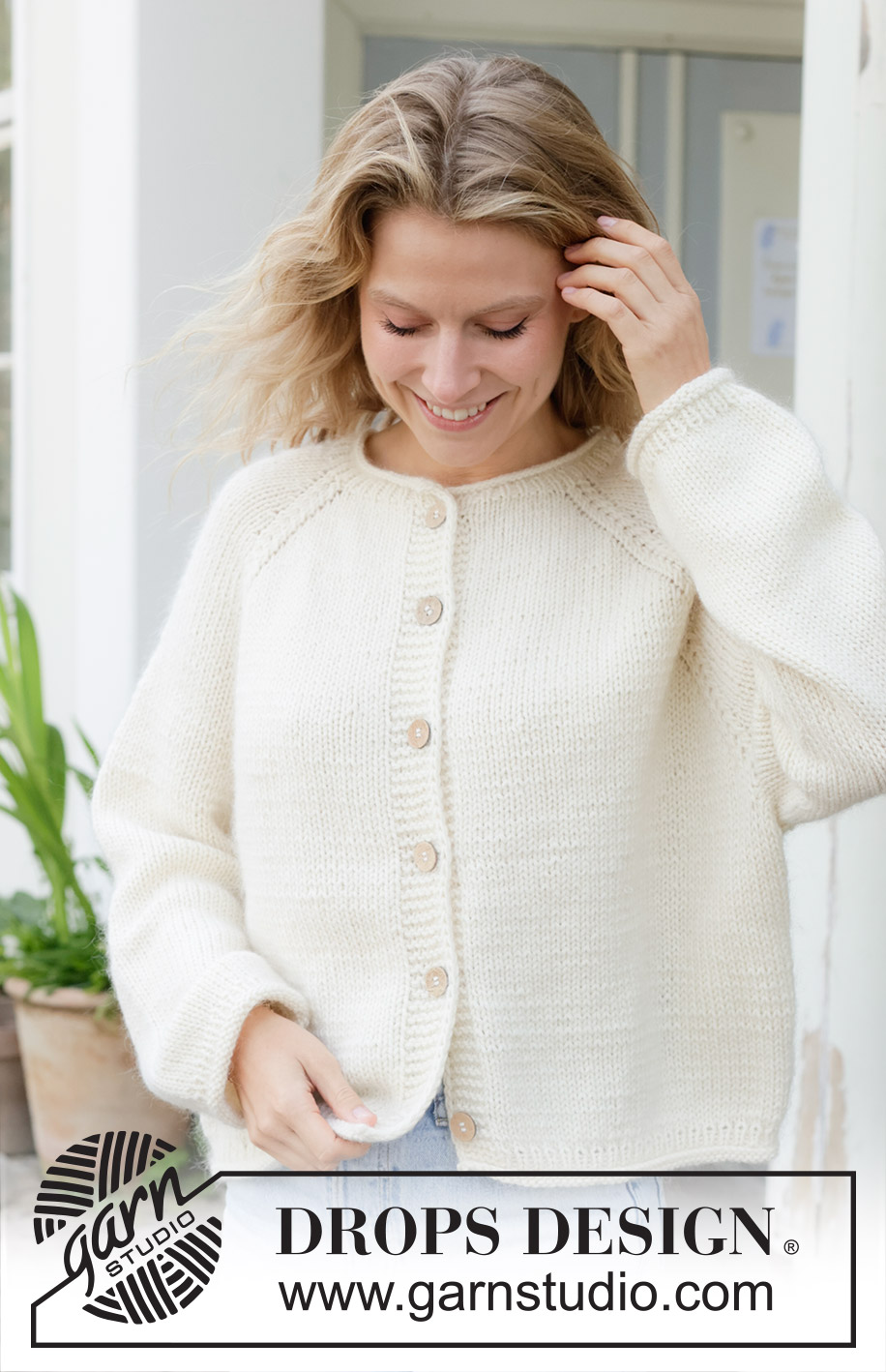 Frosted Whisper Cardigan / DROPS 258-4 - Chaqueta de punto en DROPS Daisy y DROPS Kid-Silk o DROPS Lima y DROPS Kid-Silk. La pieza está tejida de arriba hacia abajo con raglán y torsadas. Tallas: S – XXXL.