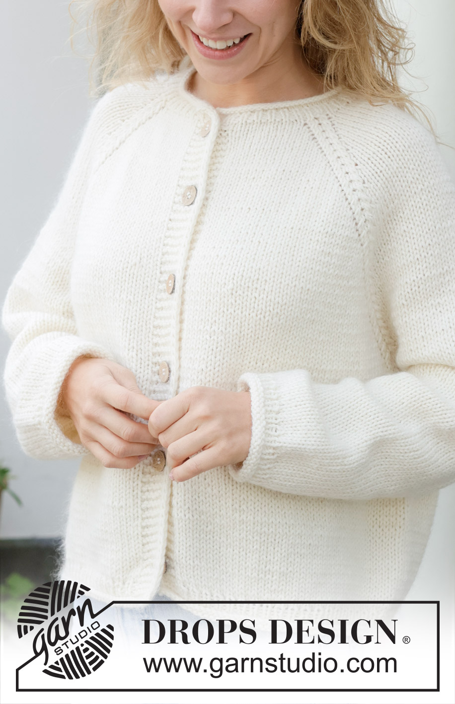 Frosted Whisper Cardigan / DROPS 258-4 - Chaqueta de punto en DROPS Daisy y DROPS Kid-Silk o DROPS Lima y DROPS Kid-Silk. La pieza está tejida de arriba hacia abajo con raglán y torsadas. Tallas: S – XXXL.