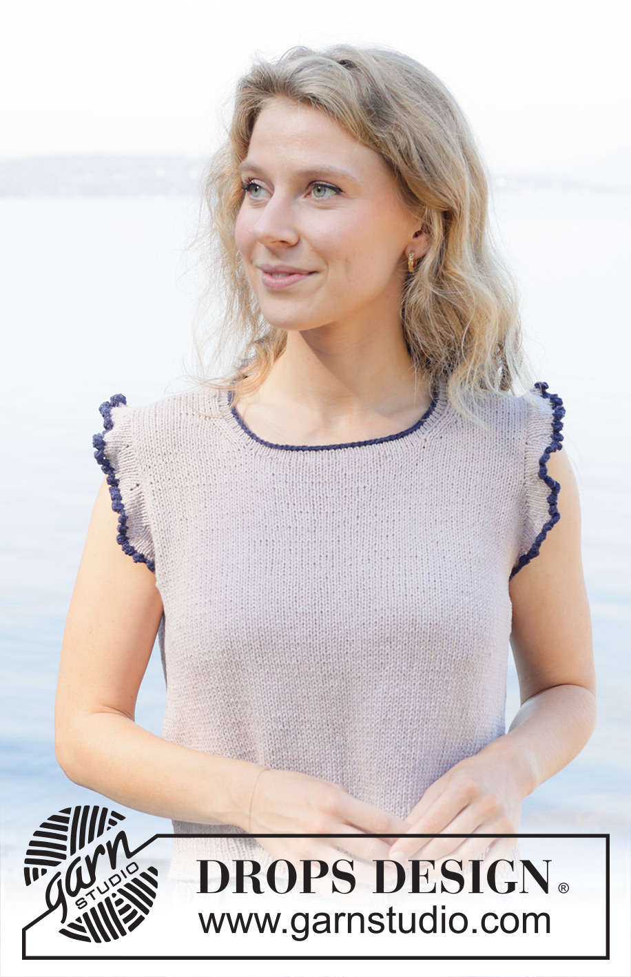 Sailor Frill / DROPS 259-11 - Gebreide top in DROPS Belle. Het werk wordt van boven naar beneden gebreid met Europeaanse schouder / diagonale schouder, PUNNIKRAND en ruche met picot. Maat: S - XXXL.