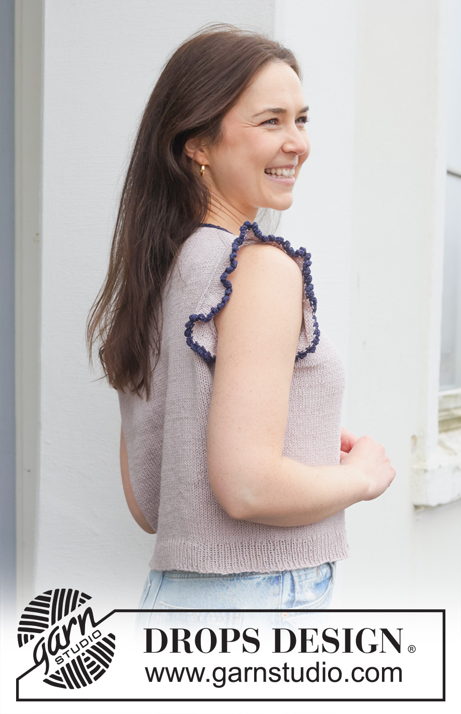 Sailor Frill / DROPS 259-11 - Gebreide top in DROPS Belle. Het werk wordt van boven naar beneden gebreid met Europeaanse schouder / diagonale schouder, PUNNIKRAND en ruche met picot. Maat: S - XXXL.